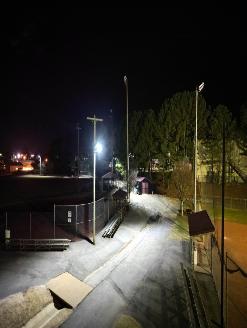 Proyecto de luces solares para iluminación de canchas de fútbol
