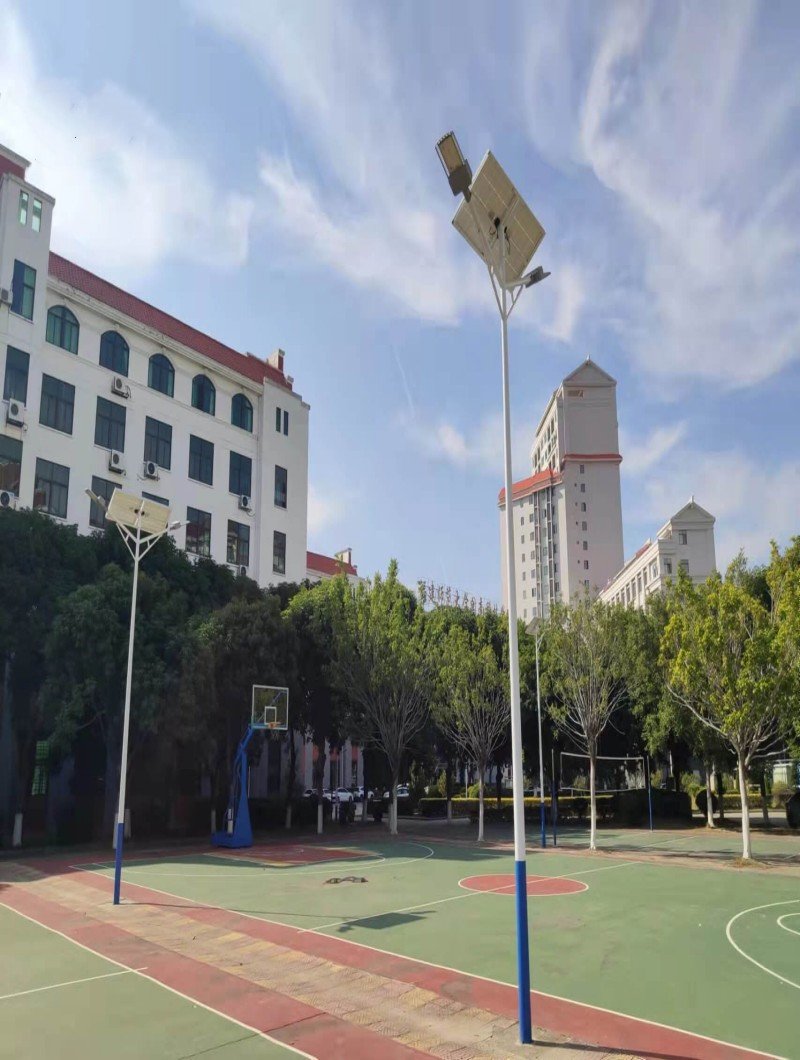 Proyecto de farolas solares para iluminación de canchas de baloncesto