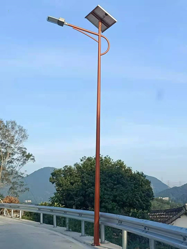 farola solar todo en dos para carretera rural
